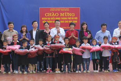 HĐND TP Hà Nội tặng quà học sinh tỉnh Yên Bái