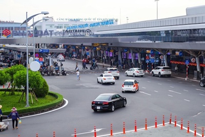 Grab đề xuất phân làn riêng có thu phí cho xe công nghệ vào sân bay Tân Sơn Nhất