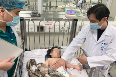 Chủ tịch UBND TP Hà Nội tặng Bằng khen cho người cứu bé gái 3 tuổi rơi từ tầng 13 chung cư