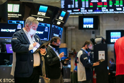 Chứng khoán Mỹ: Nhà đầu tư ồ ạt mua vào, Dow Jones lại lập kỷ lục