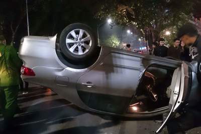 Hà Nội: Tai nạn trong đêm khuya, ô tô lật ngửa giữa phố