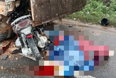 Quảng Trị: Thiếu quan sát, xe máy đâm vào đuôi xe tải làm 2 người tử vong