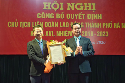 Ông Nguyễn Phi Thường nhận Quyết định là Chủ tịch Liên đoàn Lao động thành phố Hà Nội