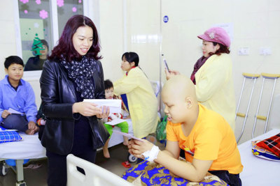 Ekip liveshow “Trần Lập - Hẹn gặp lại” trích 220 triệu đồng tặng bệnh nhân ung thư