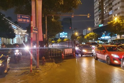 Bất ngờ với rào chắn cứng trên đường Lê Văn Lương, giao thông hỗn loạn