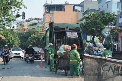 [Điểm nóng giao thông] Chân rác “án ngữ” phố Dương Quảng Hàm