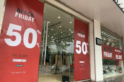 [Ảnh] Hà Nội: Các cửa hàng đồng loạt treo biển giảm giá khủng vào ngày Black Friday