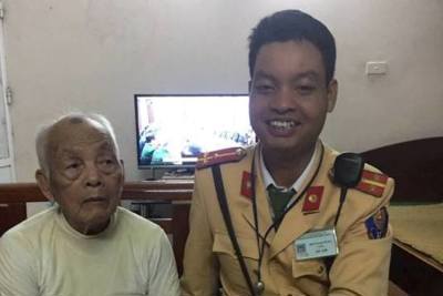 Cảnh sát giao thông đưa cụ già gần 90 tuổi lạc đường về nhà