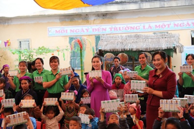 11 năm Vinamilk và Quỹ sữa Vươn cao Việt Nam trao tặng 94.000 ly sữa cho trẻ em khó khăn Hà Giang