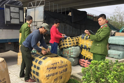 Quảng Nam: Phát hiện xe tải chở số lượng lớn hàng nhập lậu, hàng giả