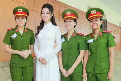 Hoa hậu Mỹ Linh khoe vẻ đẹp tinh khôi, dịu dàng