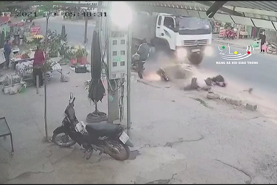 [Clip] Hai người đi xe máy sang đường, bị xe tải đâm trực diện
