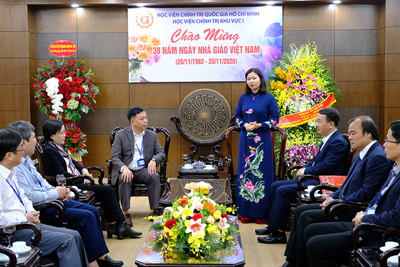 Phó Bí thư Thường trực Thành ủy Nguyễn Thị Tuyến chúc mừng Học viện Chính trị khu vực I