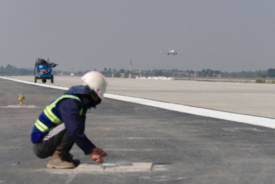 Công trường sửa đường băng Sân bay Nội Bài ngày cuối cùng năm 2020