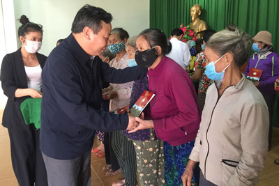 Hà Nội trao quà hỗ trợ người dân sau bão lũ tại tỉnh Quảng Ngãi