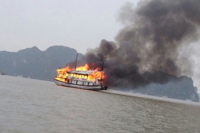 Lại xảy ra cháy tàu trên Vịnh Hạ Long