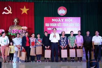 Trưởng Ban dân vận Thành ủy chung vui Ngày hội Đại đoàn kết toàn dân tộc cùng người dân ở xã Song Phượng