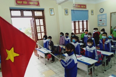 Học sinh Quảng Ninh phấn khởi đi học trở lại sau nhiều ngày nghỉ vì dịch Covid-19