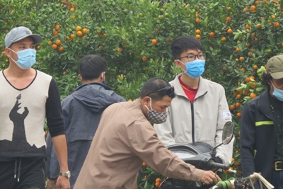 Người dân huyện Thường Tín chấp hành nghiêm việc đeo khẩu trang ở nơi công cộng