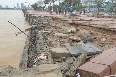 Ảnh: Bão 13 đi qua, bờ kè sông Hàn của Đà Nẵng bị sóng đánh tan nát
