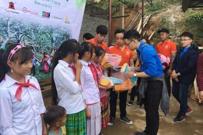 Trao tổng quà tặng trị giá 70 triệu đồng cho học sinh xã Làng Nhì