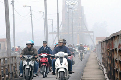 Sương mù làm gia tăng ô nhiễm môi trường không khí tại Hà Nội