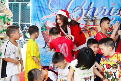 Nguyễn Oanh đón Noel cùng các em nhỏ mắc bệnh hiểm nghèo