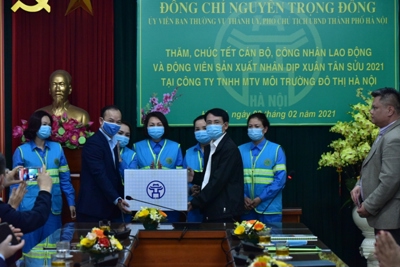 Phó Chủ tịch UBND TP Hà Nội Nguyễn Trọng Đông thăm, chúc Tết cán bộ, công nhân vệ sinh môi trường