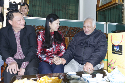 Chủ tịch Ủy ban MTTQ Việt Nam TP Hà Nội Nguyễn Lan Hương thăm, chúc Tết gia đình chính sách quận Tây Hồ