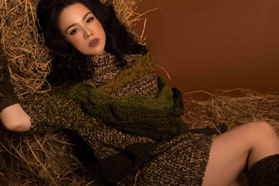 Nhật Kim Anh đẹp lạ với áo len cá tính