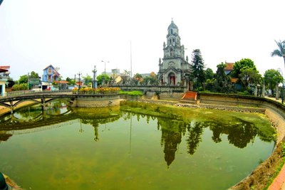 Nhà thờ cạnh quốc lộ 1A, Hà Nội hút hồn lữ khách
