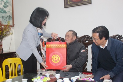Lãnh đạo Thành phố thăm, tặng quà Tết các cá nhân tiêu biểu tại quận Hoàng Mai