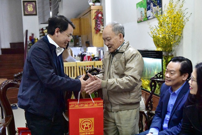 Phó Chủ tịch UBND TP Hà Nội Nguyễn Trọng Đông thăm, tặng quà Tết các gia đình chính sách quận Cầu Giấy