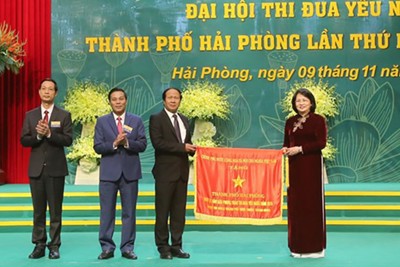 Phó Chủ tịch nước Đặng Thị Ngọc Thịnh trao Cờ thi đua cho TP Hải Phòng