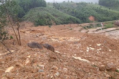 Sạt lở, cả ngôi làng ở Quảng Ngãi chìm trong đất đá