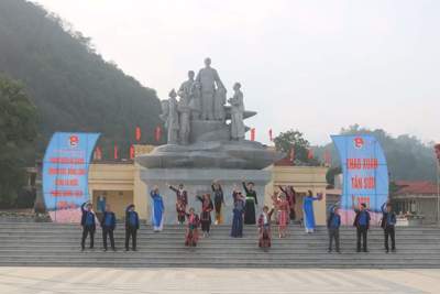 MV “Việt Nam rạng rỡ hoan ca” với sự tham gia của hơn 1.000 người, tiếp thêm sức mạnh chống đại dịch Covid-19