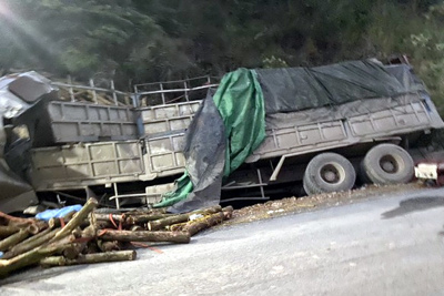 Thông tin mới nhất vụ xe tải chở keo đâm vào vách núi khiến 7 người tử vong