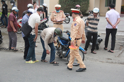 Quảng Nam: Xe máy tông vào vỉa hè, 2 người thương vong