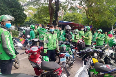 Hàng trăm tài xế GrabBike đình công, tắt app, "diễu hành" qua các tuyến phố ở Hà Nội