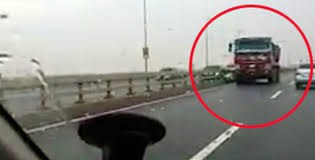 Tước bằng lái tài xế chạy xe tải ngược chiều trên Đại lộ Thăng Long