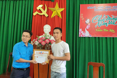 Quảng Nam: Tặng bằng khen cho thanh niên dũng cảm lao ra biển cứu người