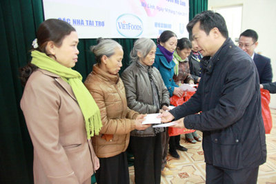 Trao 100 suất quà Tết cho các gia đình chính sách huyện Sóc Sơn và Mê Linh