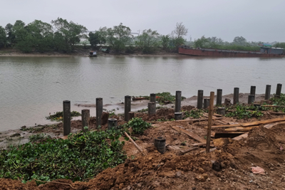 Hải Phòng: Đường đê kênh Cổ Tiểu bị phá nát, dòng chảy sông bị lấn chiếm