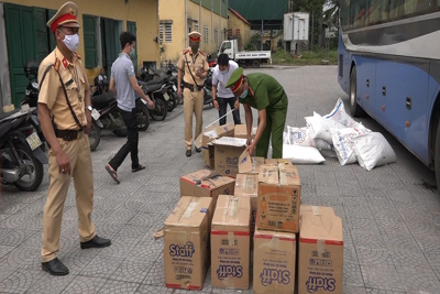 Thừa Thiên Huế: Bắt quả tang xe khách vận chuyển hơn 6.500 bao thuốc lá lậu