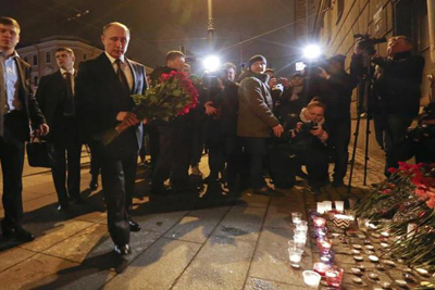 Tổng thống Nga đặt hoa tưởng niệm nạn nhân vụ nổ ga tàu điện ngầm St.Petersburg