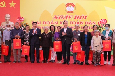 Phó Bí thư Thành ủy Nguyễn Ngọc Tuấn chung vui cùng Nhân dân, cán bộ phường Trung Tự trong "Ngày hội Đại đoàn kết toàn dân tộc"