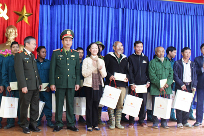 Trưởng Ban Dân vận Trung ương Trương Thị Mai thăm, tặng quà người dân Trà Leng