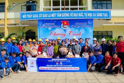 Đoàn công tác EVNCPC thực hiện chương trình “Chung tay vượt qua bão lũ” tại Quảng Ngãi