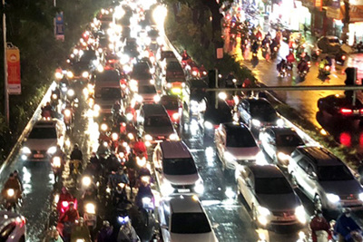 Hà Nội: Nhiều tuyến đường ùn tắc, người tham gia giao thông "chôn chân" trên đường