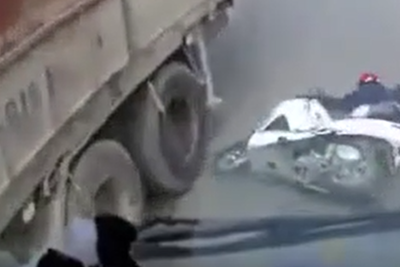 [Clip] Thót tim trước cảnh tài xế xe máy lách khỏi gầm xe tải